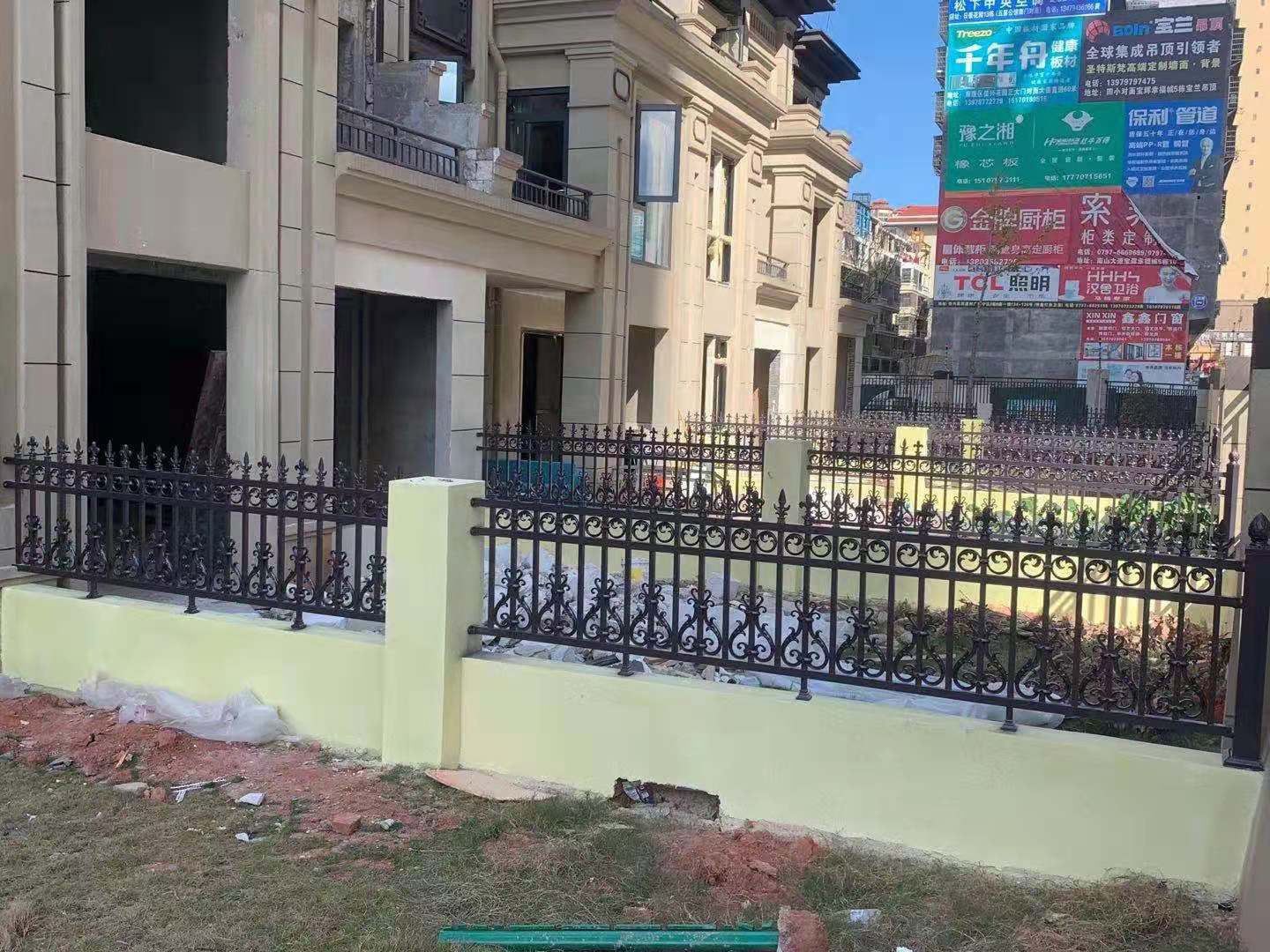 贛州中梁南安府小區圍墻欄桿施工實拍(圖1)