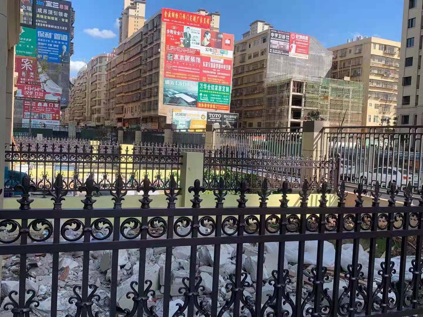 贛州中梁南安府小區圍墻欄桿施工實拍(圖2)