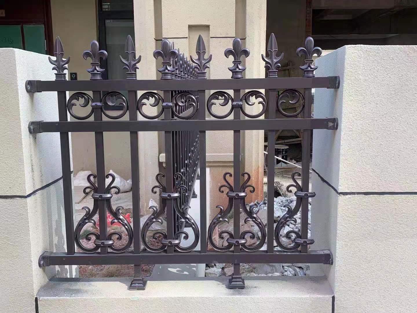 贛州中梁南安府小區圍墻欄桿施工實拍(圖3)