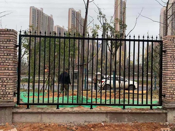 贛南醫學院圍欄樣品安裝實拍(圖2)